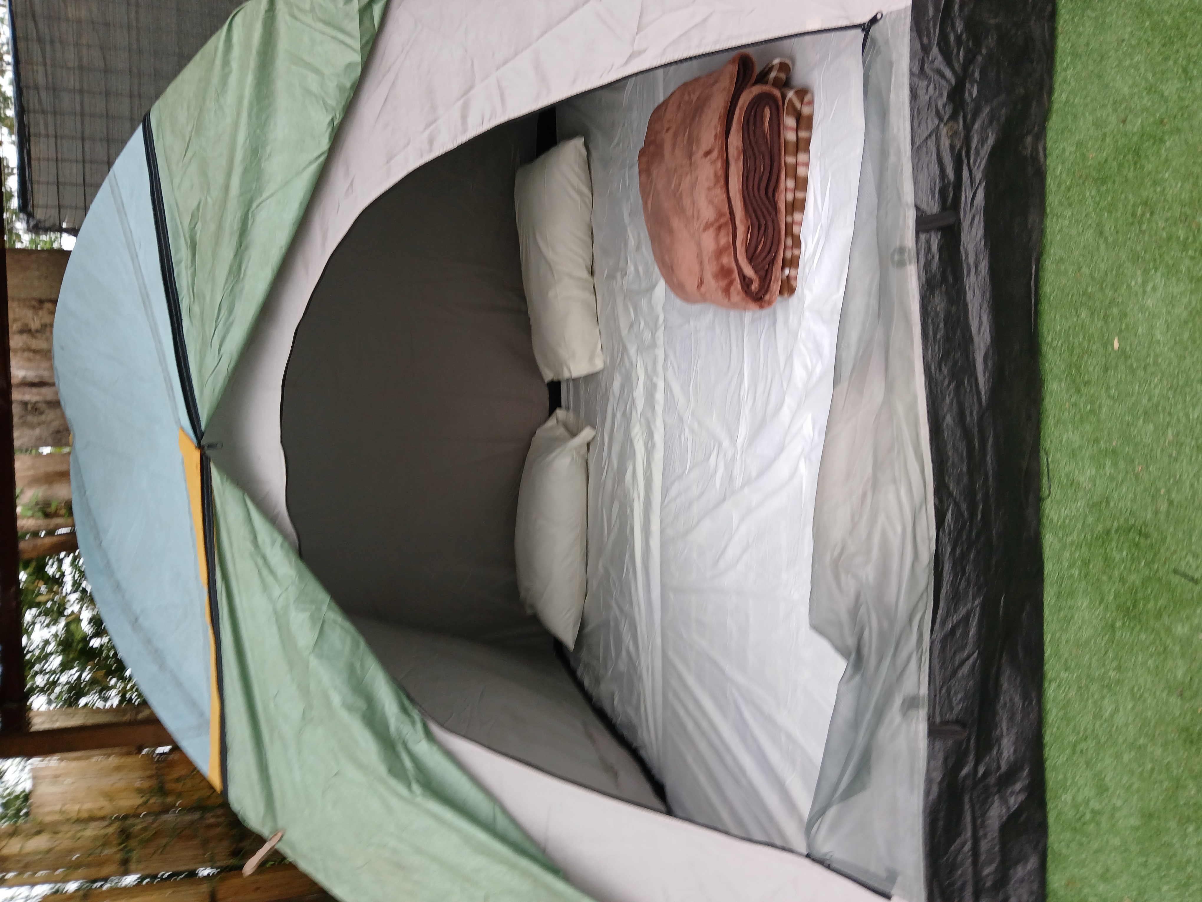 El título dice: Construye tu casa con nosotros, somos especialistas en diseño sismoresistente. Describe que se ofrece servicios de Evaluación Estructural y Ampliación, con una imagen de un proyecto realizado en Riobamba. Contiene el número de contacto 0992621621, y la dirección Riobamba, Monseñor Alberto Ordoñez y Edelberto Bonilla Oleas para agendar una cita.