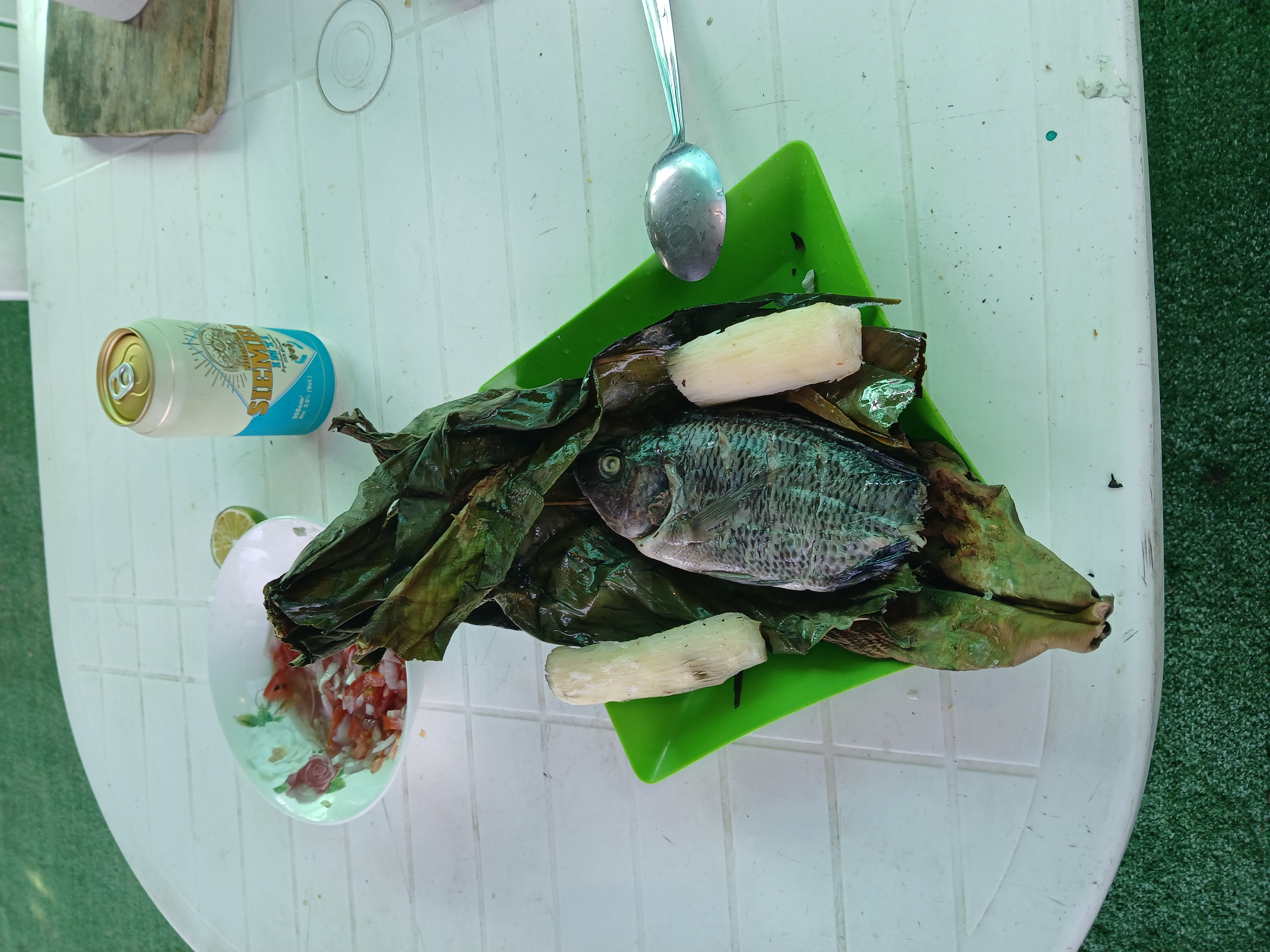 El título dice: Construye tu casa con nosotros, somos especialistas en diseño sismoresistente. Describe que se ofrece servicios de Evaluación Estructural y escaneo de aceros y ampliación, con una imagen de un proyecto realizado en Riobamba. Se ve al Ingeniero Marcelo Sampedro realizando el análisis. Contiene el número de contacto 0992621621, y la dirección Riobamba, Monseñor Alberto Ordoñez y Edelberto Bonilla Oleas para agendar una cita.