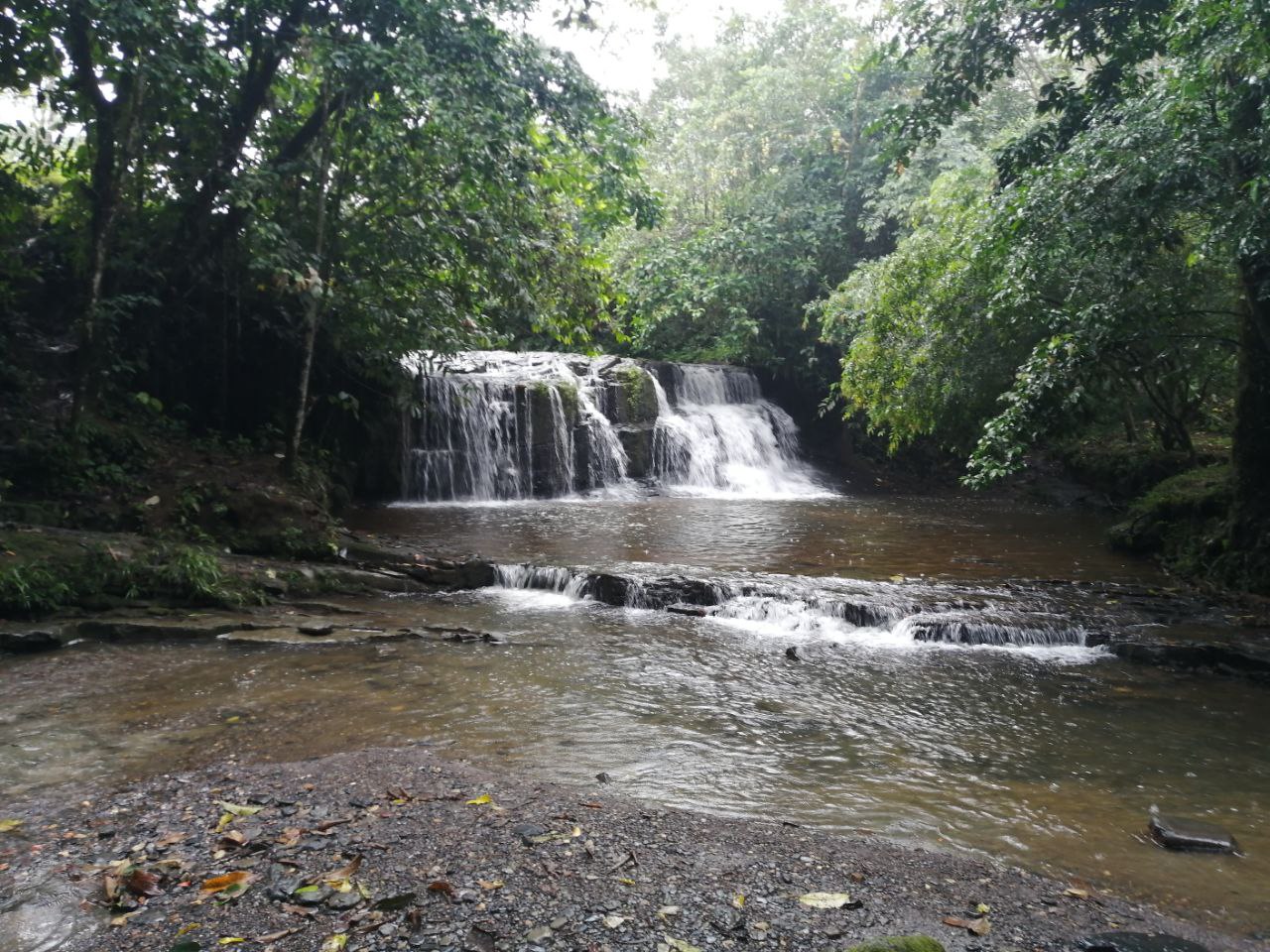 El título dice: Construye tu casa con nosotros, somos especialistas en diseño sismoresistente. Describe que se ofrece servicios de Evaluación Estructural y escaneo de aceros y ampliación, con una imagen de un proyecto realizado en Riobamba. Se ve al Ingeniero Marcelo Sampedro realizando el análisis. Contiene el número de contacto 0992621621, y la dirección Riobamba, Monseñor Alberto Ordoñez y Edelberto Bonilla Oleas para agendar una cita.